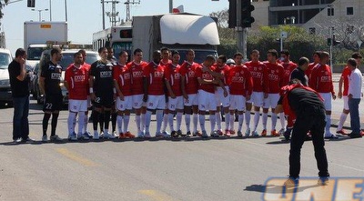 שחקני הפועל ת&qout;א למען גלעד שליט