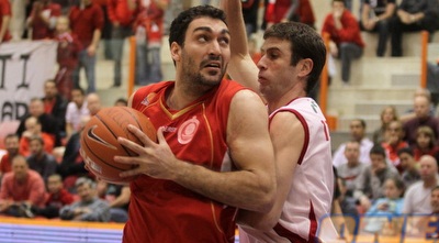 טל דן מנסה להיכנס לסל (מור שאולי)