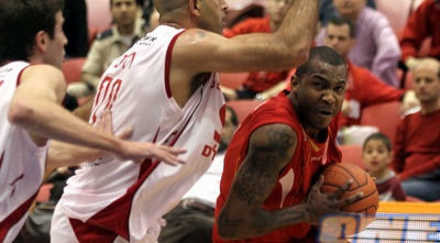 בריאנט מרקסון מנסה לחדור מול יריב רוקני. הצטיין אצל המפסידים (מור שאולי)