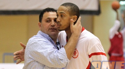 דארנל היוג וראובן מלול. המאמן ספג עבירה טכנית (מור שאולי)