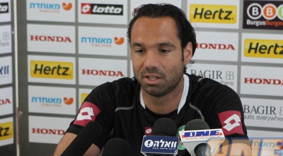 ניר דוידוביץ´ במסע&qout;ת. &qout;קשה לנו כשמסתגרים מולנו&qout; (עמית מצפה)