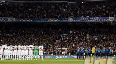 שחקני ריאל מדריד וליון בדקת הדומיה (רויטרס)