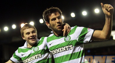 לדלי חוגג עם פורסט (רויטרס) לדלי חוגג עם פורסט (רויטרס)