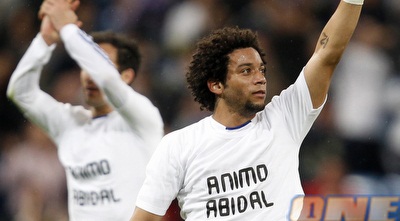 מרסלו בסיום המשחק עם החולצה לכבוד אבידל (רויטרס)