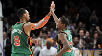 ג´פריס מברך את דאגלס לאחר השלשה התשיעית שלו (רויטרס)