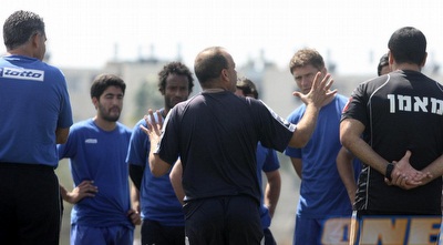 אלי מחפוד מתדרך את שחקניו לקראת שבת (יניב גונן)