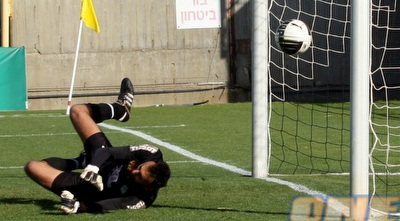 אבי איבגי רואה כדור רביעי ברשת (יניב גונן) אבי איבגי רואה כדור רביעי ברשת (יניב גונן)