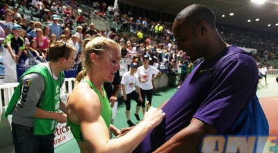 אנג&acute;לו טיילור מגשים חלום ילדות וזוכה לחתימה מאצנית המשוכות, סאלי פירסון (GettyImages)