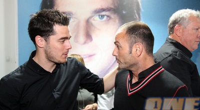 מוטי איווניר ותמיר כהן על רקע תמונתו של אבי ז&qout;ל (יניב גונן)