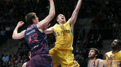 אידסון מנסה לחדור את הגנת הספרדים (שרון קביליו)