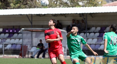 דן רוביזון מנסה להשתלט על הכדור מול השמירה של ערן מלכין (יניב גונן) דן רוביזון מנסה להשתלט על הכדור מול השמירה של ערן מלכין (יניב גונן)