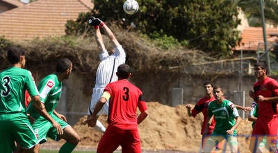 שי גלעד משמיט את הכדור. זידאן עמאר לא ניצל את ההזדמנות (יניב גונן) שי גלעד משמיט את הכדור. זידאן עמאר לא ניצל את ההזדמנות (יניב גונן)