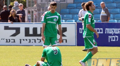 שחקני מכבי חיפה מאוכזבים לאחר ההפסד המפתיע (יניב גונן) שחקני מכבי חיפה מאוכזבים לאחר ההפסד המפתיע (יניב גונן)