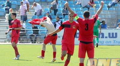 שחקני הפועל רעננה חוגגים בסיום הניצחון (יניב גונן) שחקני הפועל רעננה חוגגים בסיום הניצחון (יניב גונן)