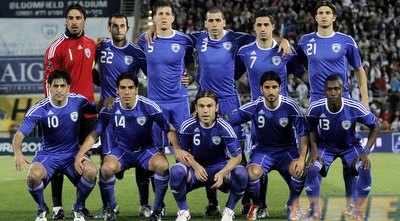 שחקני נבחרת ישראל. יחנכו את המגרש בפ&qout;ת? (יוסי ציפקיס)