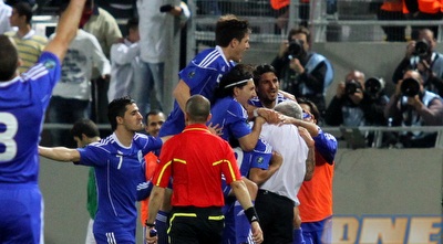 יש ערימה של חבר´ה על המאמן הלאומי (שי לוי)