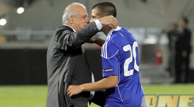 בן חיים מתחבק עם אבי לוזון (יוסי ציפקיס)