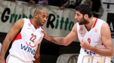 בורוסיס מנסה להסביר משהו ללוקאס (GettyImages)