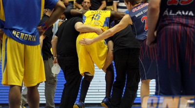 דורון פרקינס מדדה מהפרקט. פציעתו העביה על הניצחון (יניב גונן)