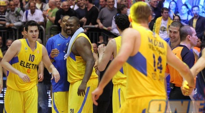 פניני מקבל את ה-MVP: &qout;זה לא אני, זה הקהל&qout; (שי לוי)