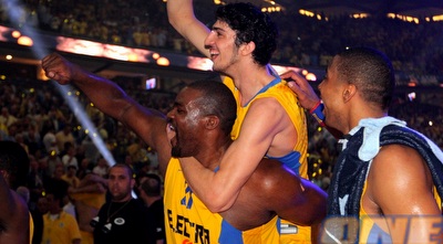 הנדריקס, אליהו וסופו חוגגים עלייה לפיינל-פור. האוהדים רוצים להצטרף אליהם בברצלונה (שי לוי) הנדריקס, אליהו וסופו חוגגים עלייה לפיינל-פור. האוהדים רוצים להצטרף אליהם בברצלונה (שי לוי)