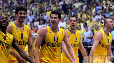 שחקני מכבי ת&qout;א חוגגים (שי לוי)