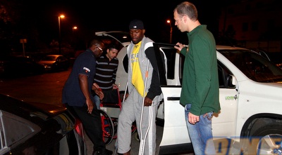 גור שלף מקבל את פניו של פרקינס (שי לוי)