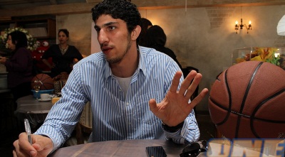 אליהו חותם על כדורים, בסוף הוא גם יצייר אותם (מור שאולי)