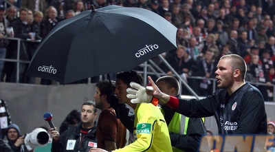 השופט מתחת למטריה (GettyImages)