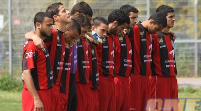 שחקני הפועל חיפה בדקת הדומיה לזכר סער שטיין (מור שאולי)