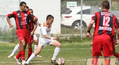 עומר אצילי מול שחקני הפועל חיפה (מור שאולי)