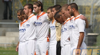 שחקני הפועל ראשל&qout;צ בדקת הדומיה לזכר סער שטיין (מור שאולי)