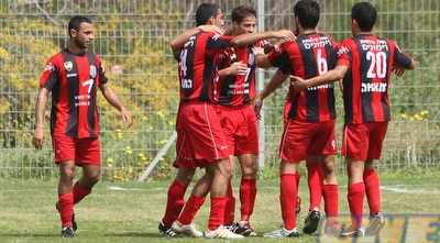 שחקני הפועל חיפה חוגגים את שער היתרון של שחר הירש (מור שאולי)