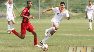 אסף לוי מראשל&qout;צ מנסה להגיע לכדור (מור שאולי)