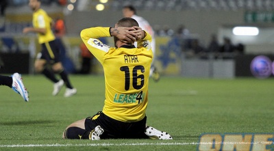 אלירן עטר תופס את הראש. כמו שמכבי נראית, הגיע הזמן להסתגר (יוסי ציפקיס)