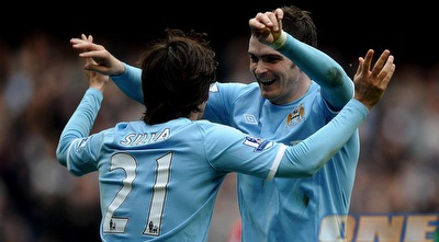 אדם ג´ונסון ודוד סילבה חוגגים. תצוגת כדורגל של הסיטי (GettyImages)