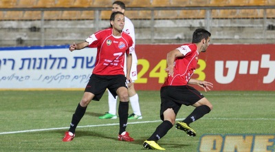 ממן כובש ורץ לחגוג, בלדוט מיד אחריו (עמית מצפה)