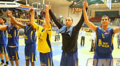 שחקני אשדוד חוגגים ניצחון. ברקוביץ´: &qout; (משה חרמון)