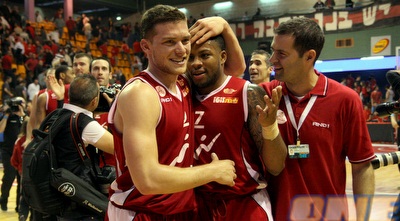 מקל חוגג במלחה. &qout; (יניב גונן)