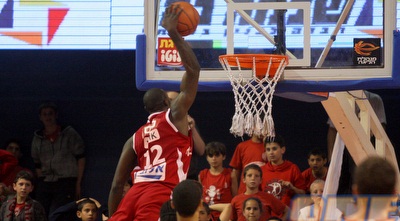 קורטני פלס מטביע. מקל: &qout;יחי המלך החדש&qout; (יניב גונן)