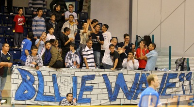 אוהדי עירוני אשקלון. &qout;זכו&qout; לעיכוב של 45 דקות (משה חרמון)