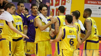 שחקני חולון. הקבוצה מצויה בקשיים כלכליים (משה חרמון)