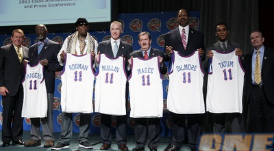 חלק מחברי מחזור 2011 מציגים את החולצות (רויטרס)