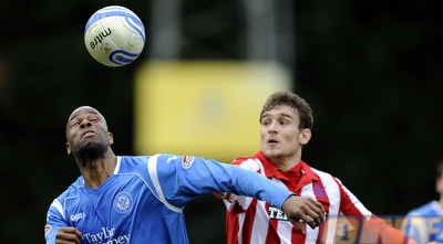 יאלביץ´ מול דיוברי. החלוץ גבר על הבלם בסופו של דבר (רויטרס)