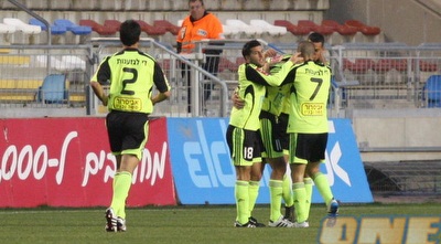 עידן טל חוגג עם החברים את שער היתרון (גיא בן זיו)