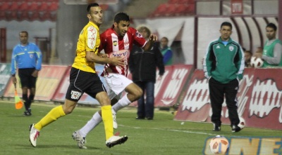 אופיר דוידזאדה מנסה לצאת קדימה (מור שאולי)