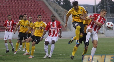 עודד גביש מתאמץ להגיע לכדור (מור שאולי)