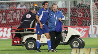 אדיר טובול הפצוע יורד מהדשא (עמית מצפה)