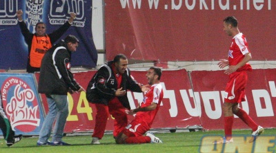 גנאים חוגג עם מאמנו החדש שלומי דורה את ה-0:2 של סכנין (עמית מצפה)