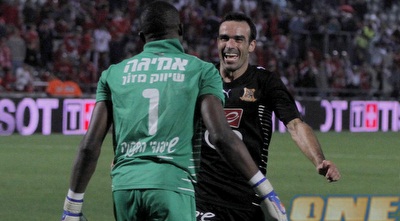 אדרי חוגג עם איינוגבה. הפנים למכבי פ&qout;ת (יוסי ציפקיס)